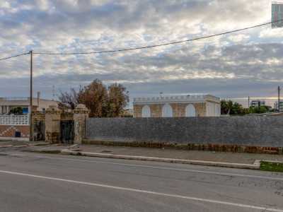Sulla destra della strada veniamo invece attratti da una graziosa struttura del 1920 in pietra, simile a un castelletto, con finestre ad arco �goticheggianti� e una fine merlatura sul tetto